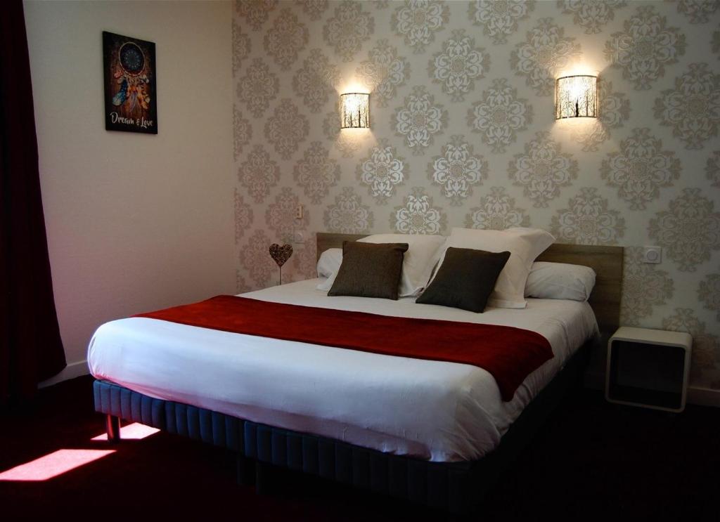 欧里亚克Le Relax的一间卧室配有一张大床和两个枕头