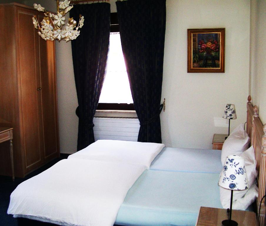 巴特拉珀瑙Wirtshaus zum Wilddieb的卧室配有白色的床和窗户。
