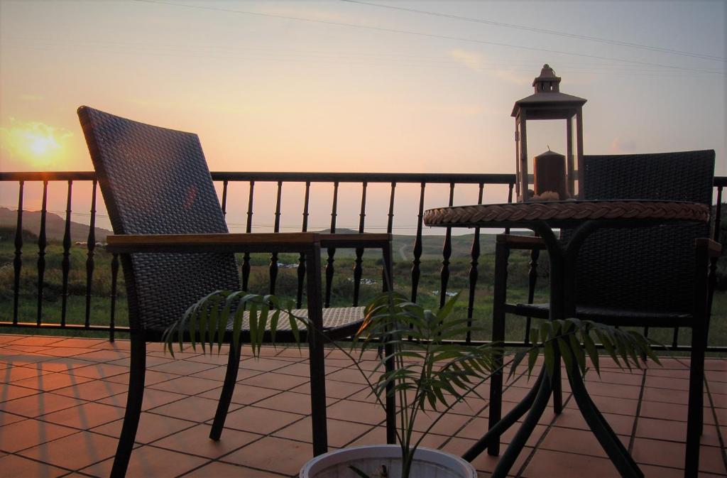 尤比雅克Posada Mediavia的美景阳台配有两把椅子和一张桌子