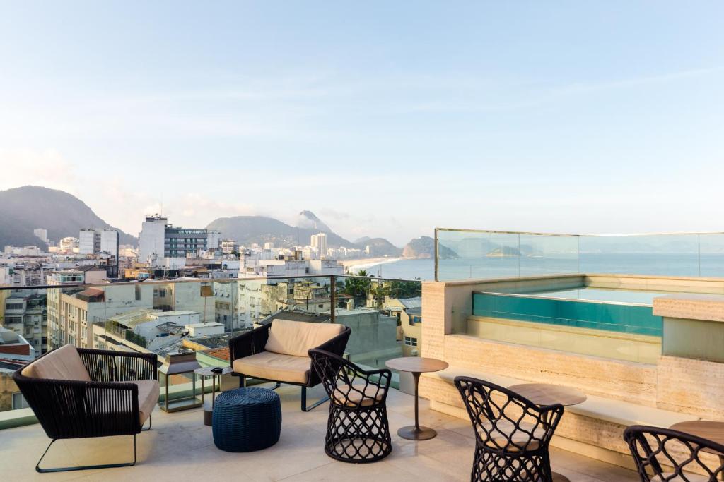 里约热内卢科帕卡巴纳丽思精品酒店的市景阳台配有椅子