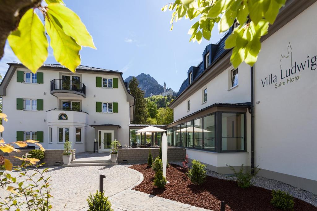 旧天鹅堡Hotel Villa Ludwig的享有酒店和大楼的景色