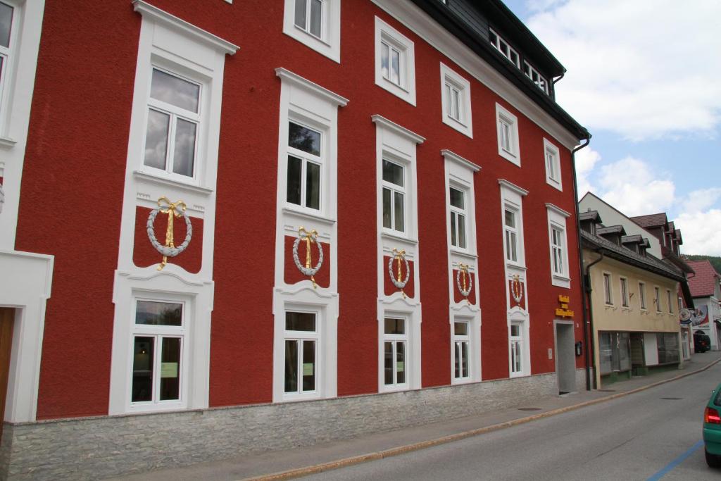 玛利亚采尔圣灵酒店的街上有红色的建筑,有白色的窗户