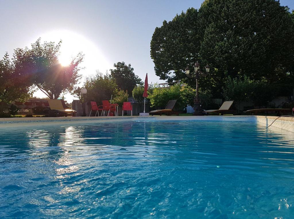 维塞乌太阳金塔德圣卡洛斯旅馆的一个阳光明媚的大型游泳池