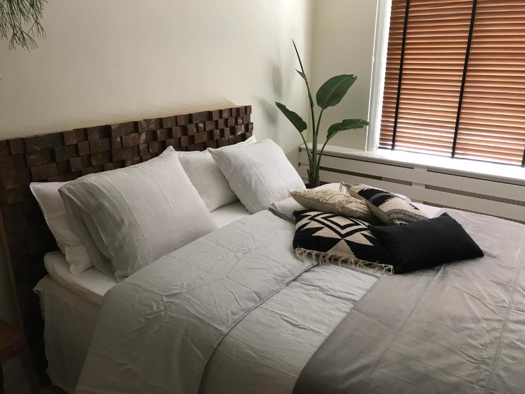 米德尔堡bednextdoor的卧室内的一张带枕头的白色床