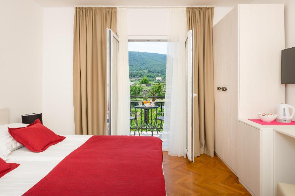 耶尔萨B&B Aurora的酒店客房,配有一张带红色毯子的床