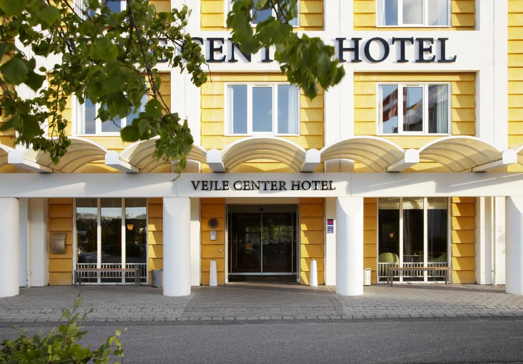 瓦埃勒瓦埃勒中心酒店的一座拥有黄色建筑的酒店,前门
