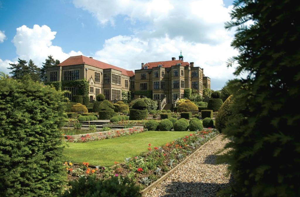韦尔Fanhams Hall, Exclusive Collection的一座大建筑,前面设有花园