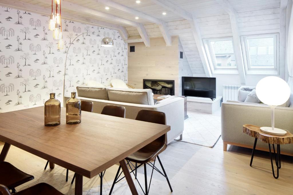 巴奎伊拉-贝莱特Val de Ruda Luxe 50 by FeelFree Rentals的客厅配有桌子和沙发