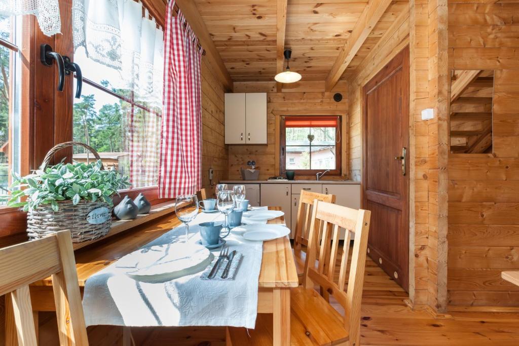波别罗沃Adria Domki的木屋内带桌子的用餐室