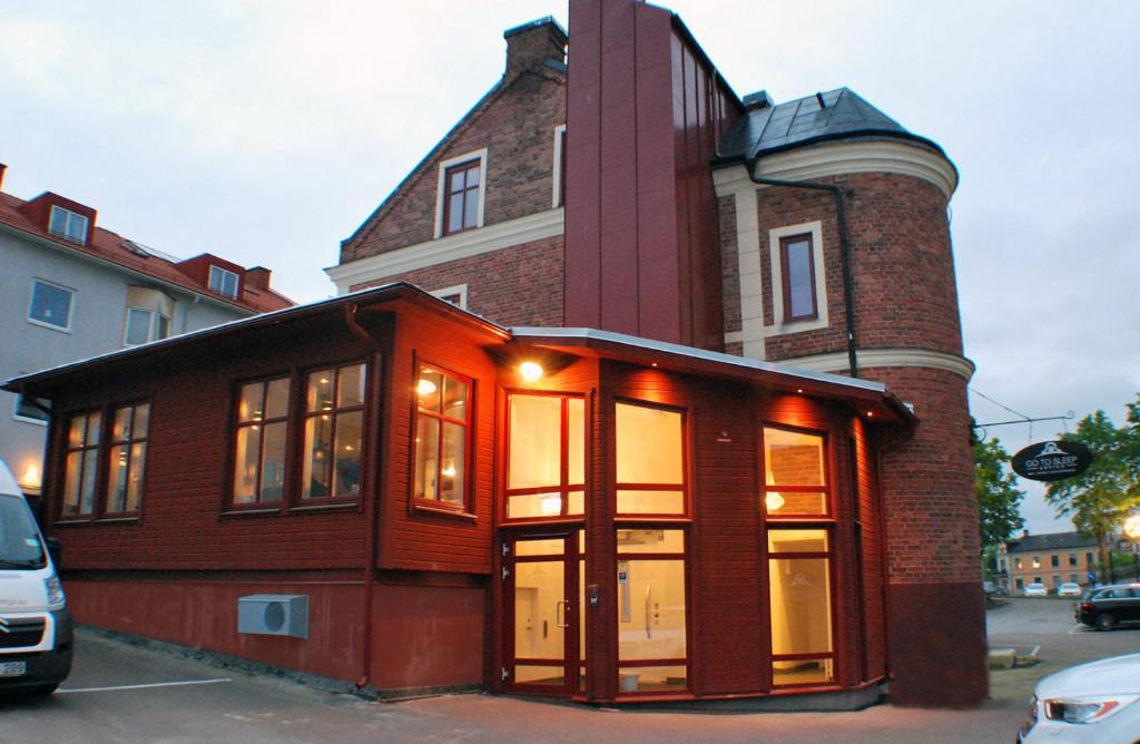 阿尔维卡Go to sleep Arvika的街道上设有大窗户的建筑
