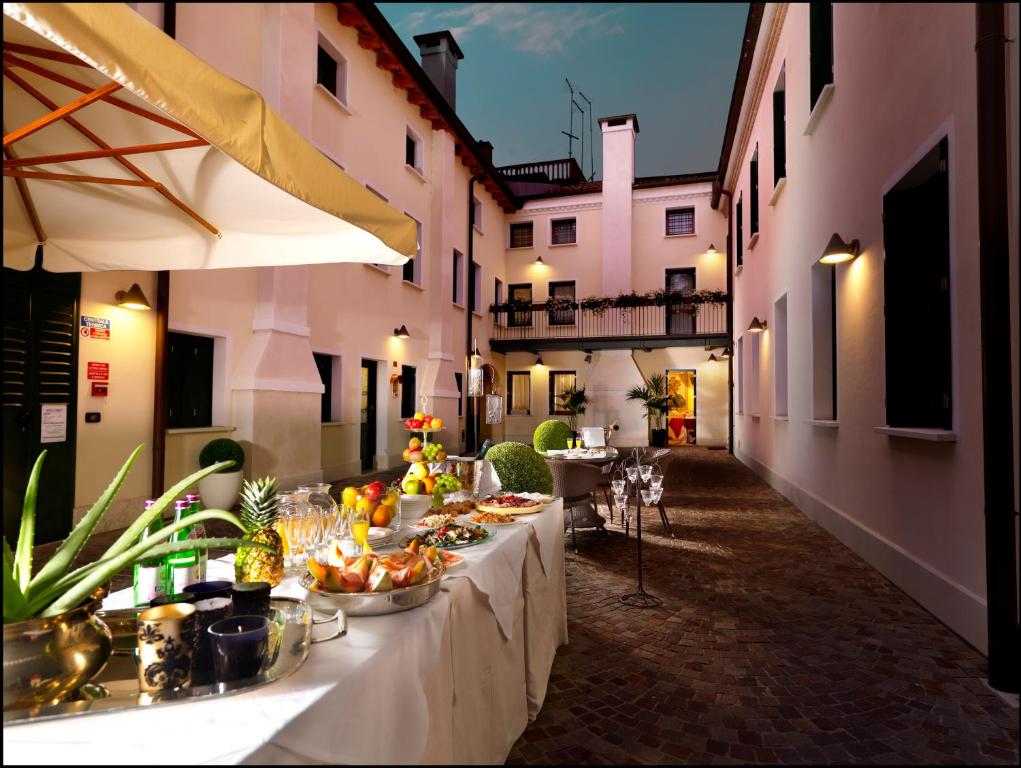 坎波桑皮耶罗罗马酒店公寓的庭院里一张桌子,上面有食物