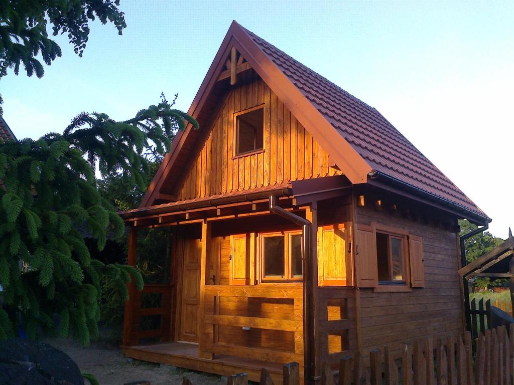 JunoszynoNowe Domki Pod Lipami的小屋设有 ⁇ 篷
