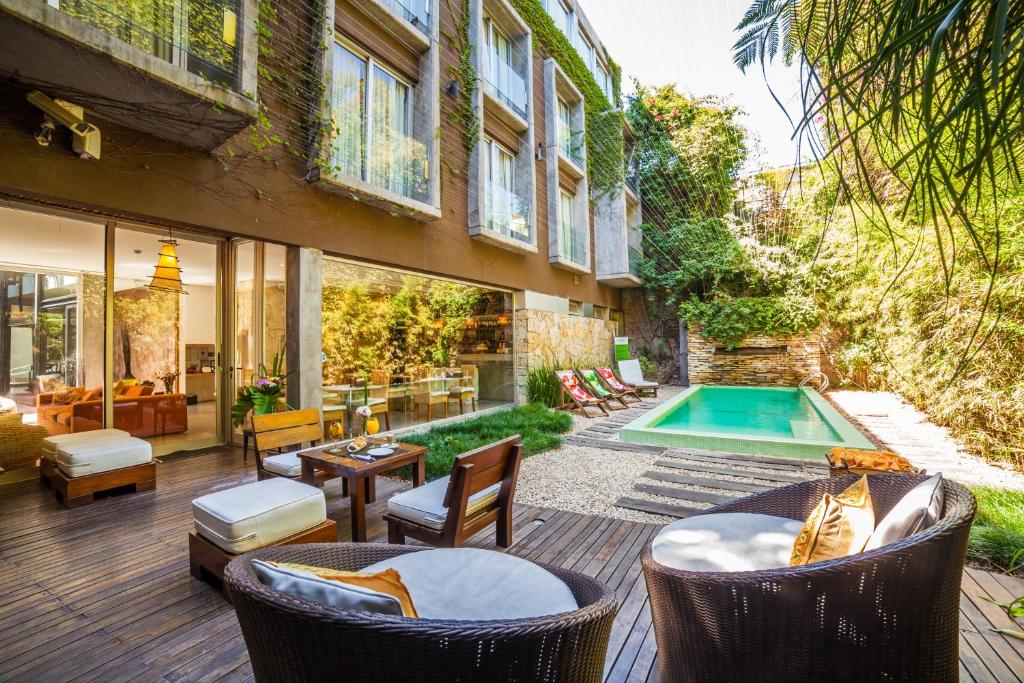 布宜诺斯艾利斯麦安酒店的一个带椅子的户外庭院和一个游泳池