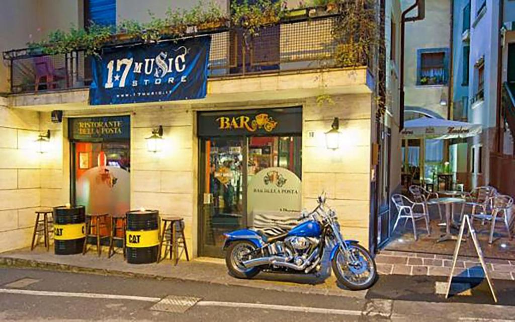 克卢索内德拉波斯塔民宿的停在餐厅前的一辆蓝色摩托车