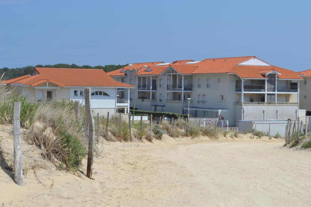 比斯卡罗斯海滩Residence Oceanis的海滩上一排土路的房子