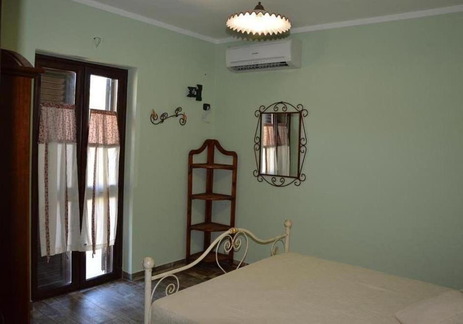 比亚恩科Agriturismo Donna Beatrice的一间卧室设有一张床、梯子和窗户