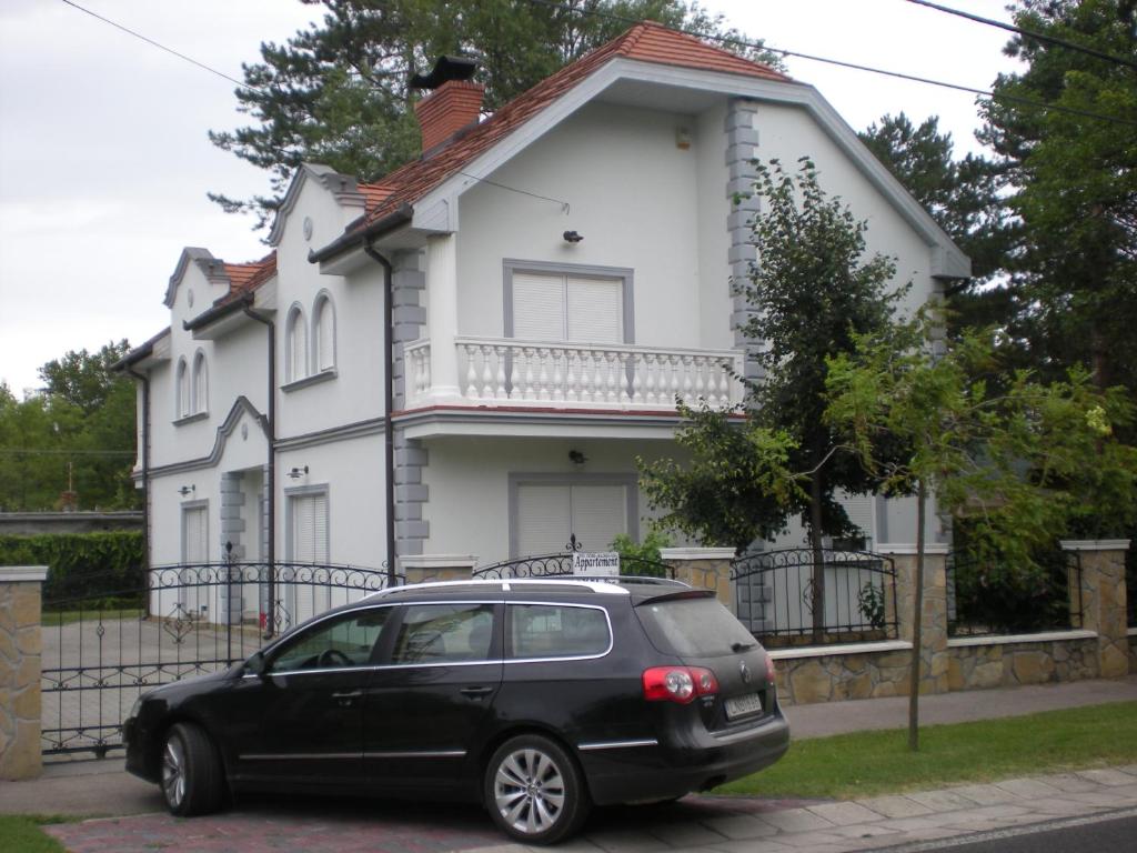 希欧福克肯陶尔公寓的一辆停在白色房子前面的黑色汽车