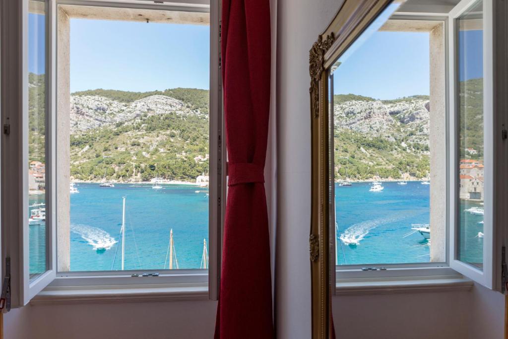 科米扎Apartment Riva 5的享有水景和船景的窗户