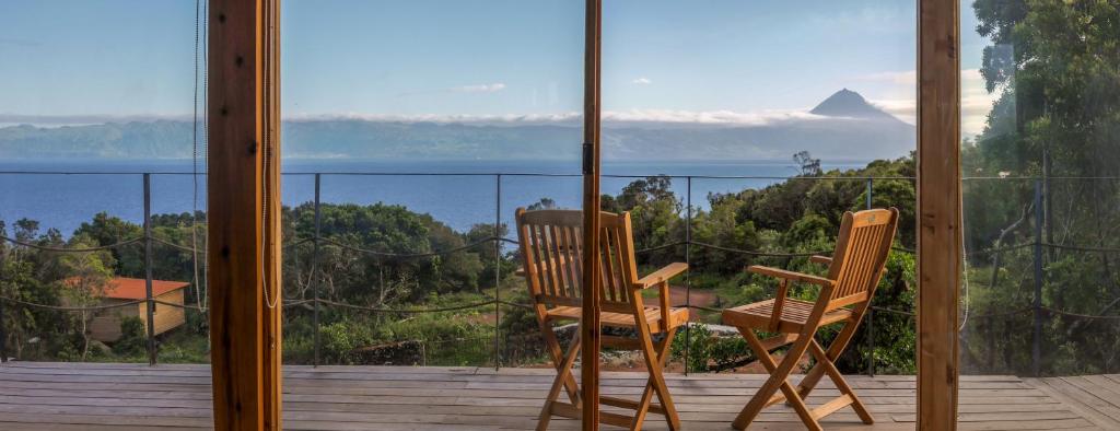 韦拉斯Intact Farm Resort的山景阳台上的两把椅子