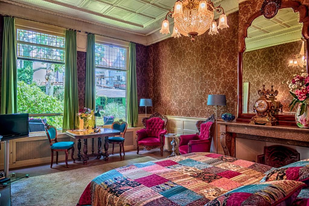 哈莱姆B&B Het Hart van Haarlem的卧室配有一张床和一张桌子及椅子