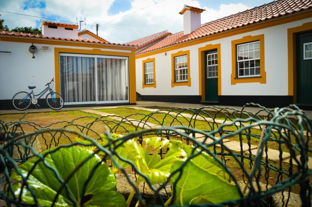 BiscoitosAlojamento Ponta Negra的前面有围栏的房子