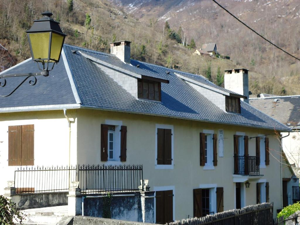 BoutxPyrénées Boutx - Grand Gîte de caractère的黑色屋顶的白色房子