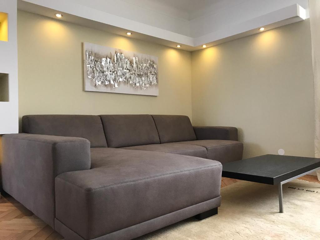 梅尔克狮子公园公寓的客厅配有棕色沙发和桌子