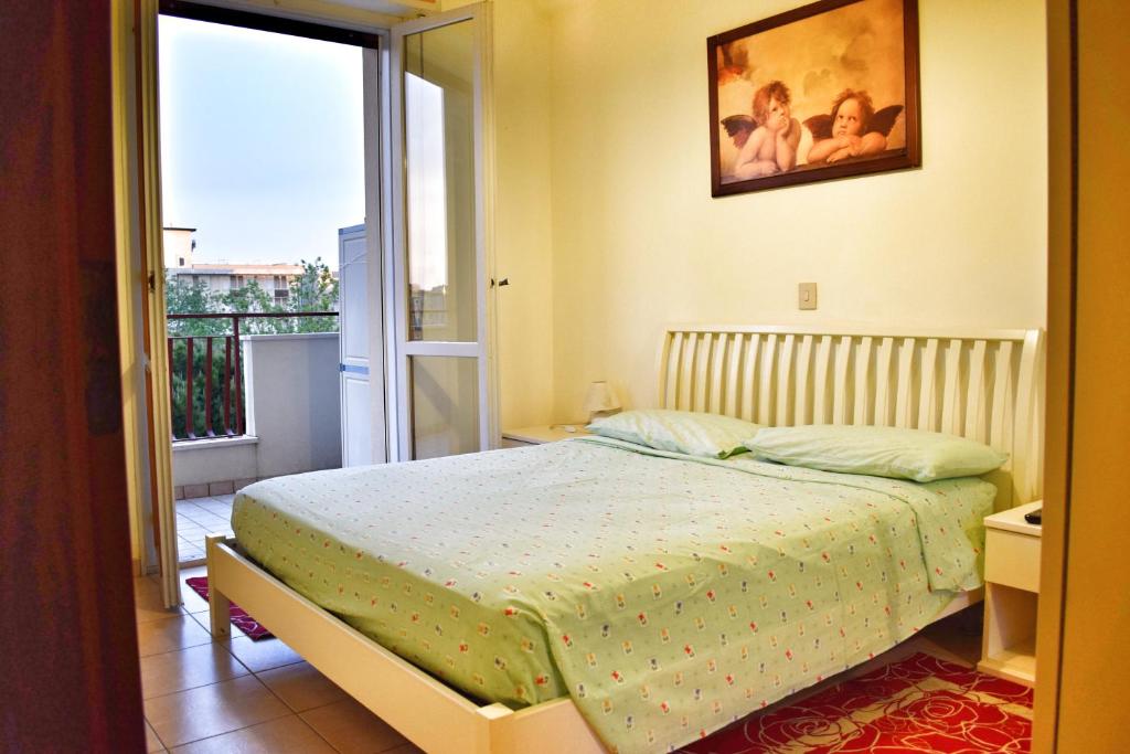 切塞纳蒂科Bilocale Valverde的一间卧室设有一张床,享有阳台的景色