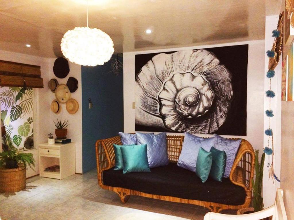 长滩岛长滩岛我的旅馆的客厅的沙发,墙上有绘画作品
