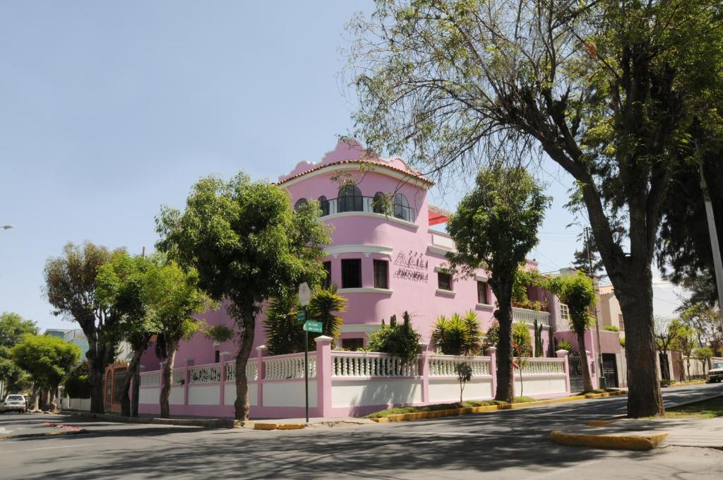 阿雷基帕阿雷基帕旅馆的粉红色的房子,在街上有白色的围栏