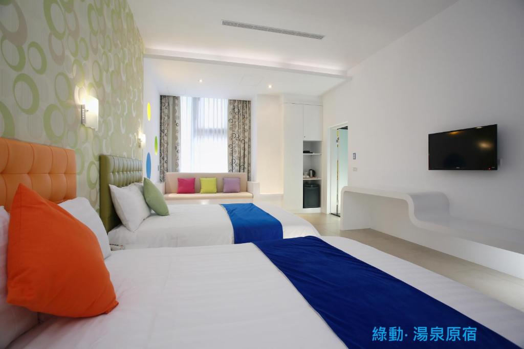礁溪绿动汤泉原宿 的酒店客房设有两张床和电视。