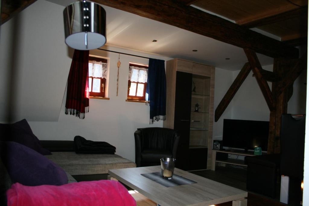 NiederfrohnaAuszeithof的客厅配有沙发和桌子