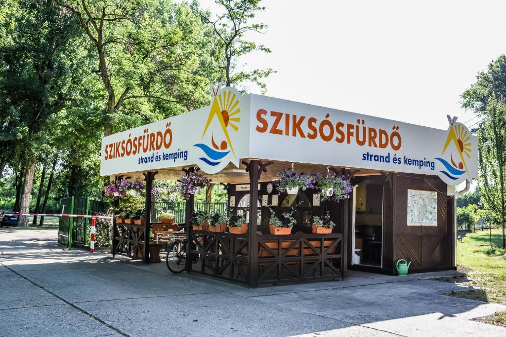 塞格德Sziksósfürdő Strand és Kemping的花店上方有标志
