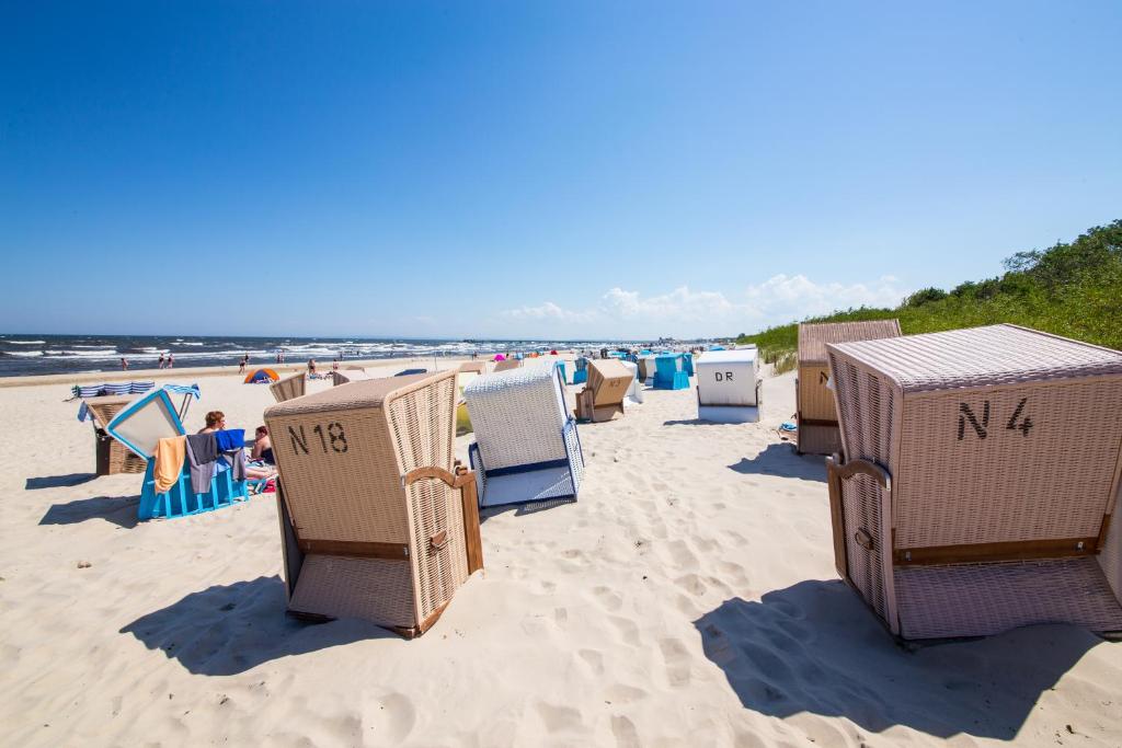 赛巴特班森Ferienoase的沙滩上的一排沙滩椅
