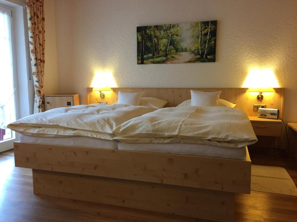 托特瑙贝格格罗克勒霍夫公寓的卧室配有一张带白色床单和枕头的大床。