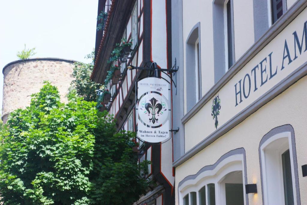 富尔达施洛斯酒店的建筑物一侧的标志