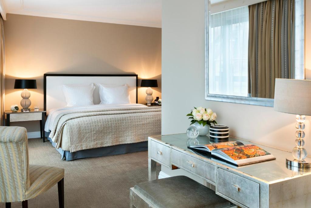 巴黎巴黎华威酒店（原香榭丽舍华威酒店）的配有一张床和一张书桌的酒店客房