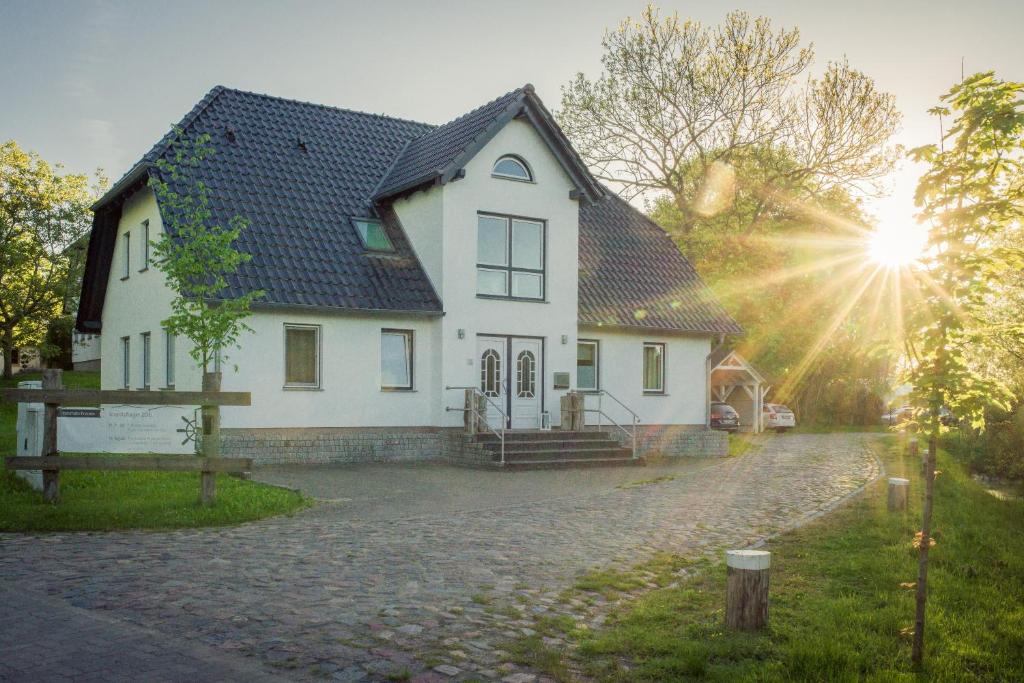 KrumminKojenhaus的太阳照耀下的白色房子