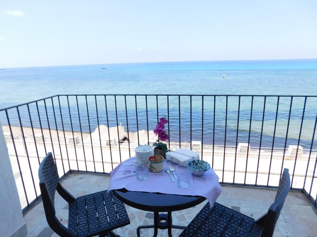 特拉帕尼Appartamento Belvedere的海滩景阳台桌子