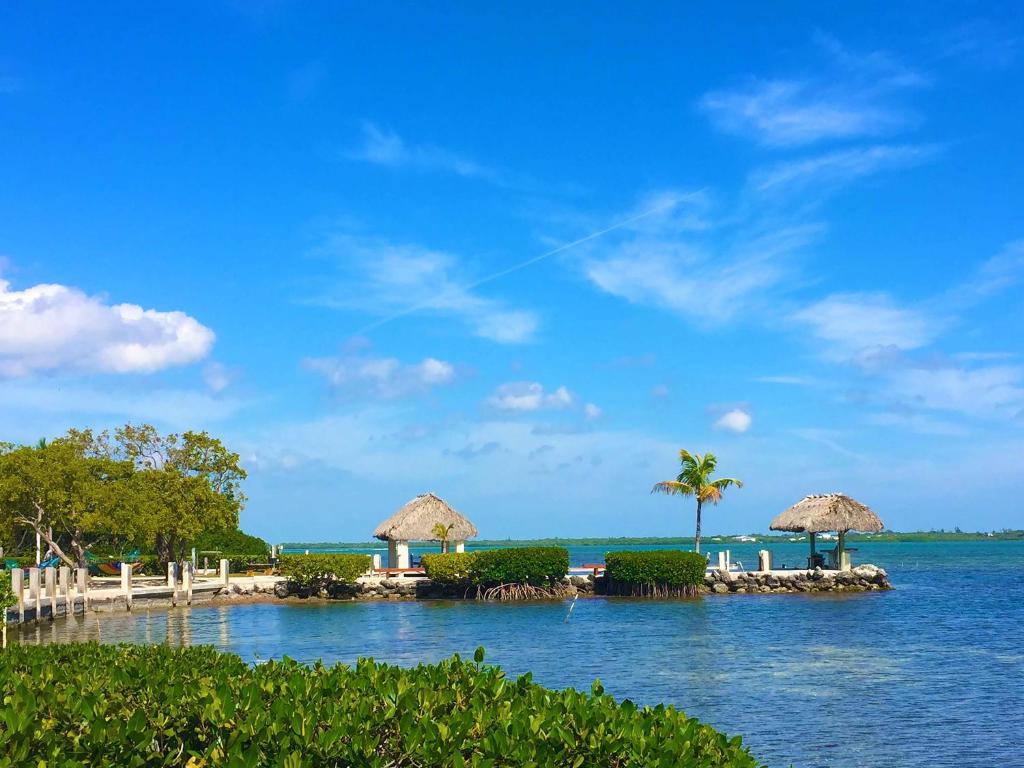 小图奇凯Parmer's Resort的一群有遮阳伞和海洋的岛屿