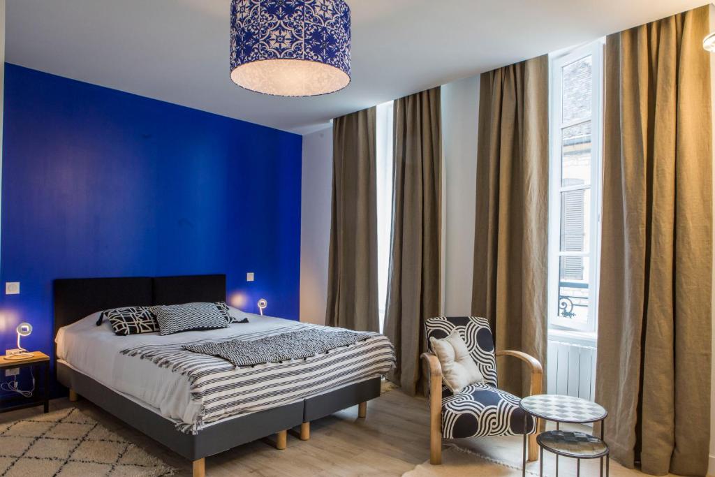 尼伊圣乔治道斯努伊茨旅馆的蓝色卧室,配有床和椅子