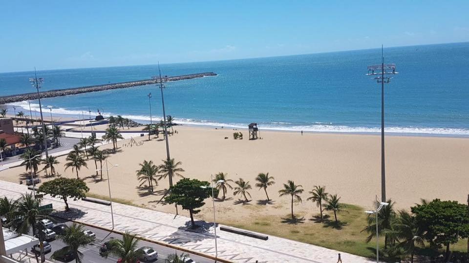 福塔莱萨Apart-Hotel Terraços do Atlântico的享有棕榈树海滩和大海的景色
