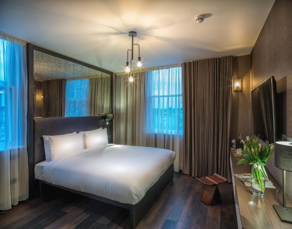 伦敦卡姆登酒店的酒店客房设有一张床、一张书桌和窗户。