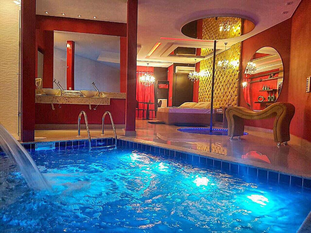 科蒂亚Happy Night (Adults Only)的一间位于酒店客房内的带游泳池的浴室