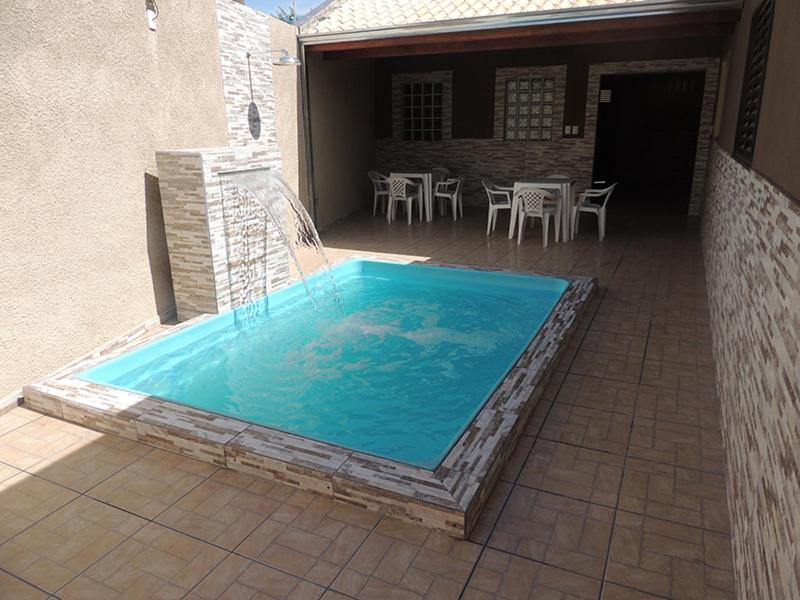 奥林匹亚Recanto 3J piscina aquecida的庭院内的游泳池,配有桌椅