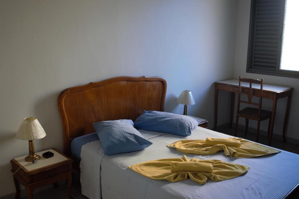 贝洛奥里藏特索伦托酒店的一间卧室配有一张床,上面有两条毛巾