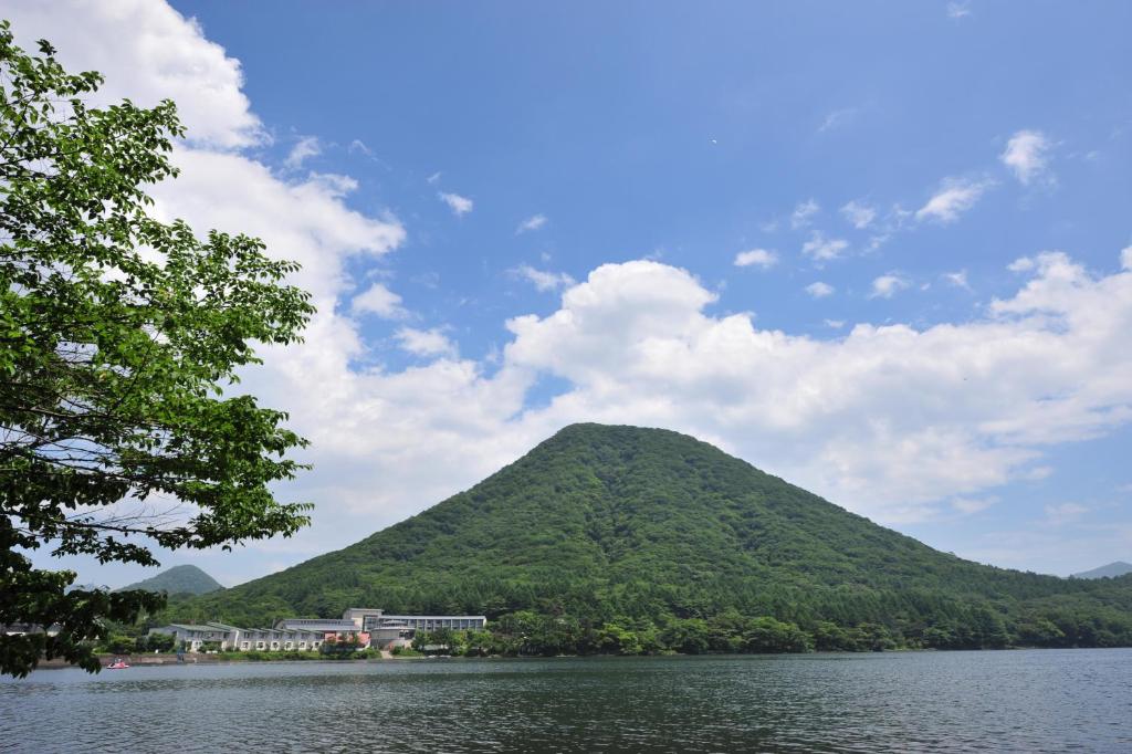 高崎榛名湖温泉日式旅馆的水体上的山