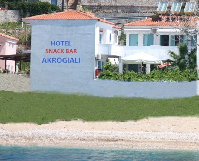 普洛马里翁阿库拉奥吉利酒店的大楼前方的鲨鱼酒吧水族馆标志