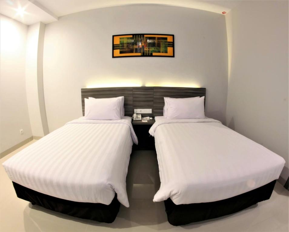 MargakayaUrban Style by Front One的两张睡床彼此相邻,位于一个房间里