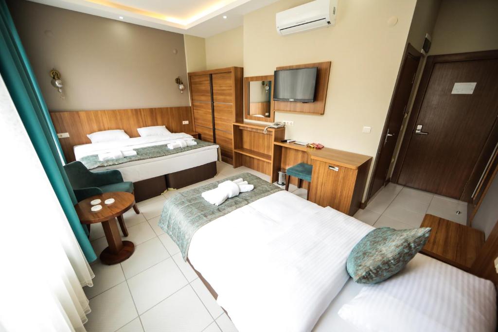 FatsaFatsa Safi̇r Otel的酒店客房设有两张床和电视。